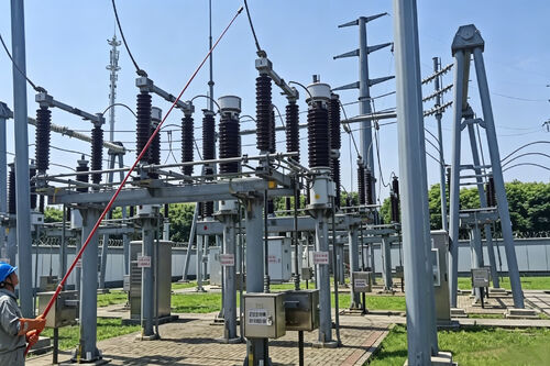 กรณี บริษัท ล่าสุดเกี่ยวกับ กรณีการตรวจสอบเฟสของสายส่ง 500kV: เครื่องตรวจจับเฟสไฟฟ้าแรงสูงแบบไร้สายช่วยเพิ่มความปลอดภัยและประสิทธิภาพในการทดสอบ